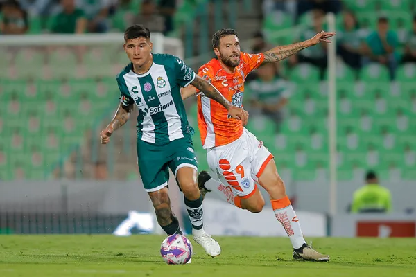 Bruno Amione en Santos Laguna (a la izquierda) (Getty Images)