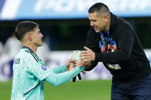 Sebastían Díaz Robles junto a Juan Román Riquelme tras consagrarse en la Intercontinental Sub 20 (Getty Images)