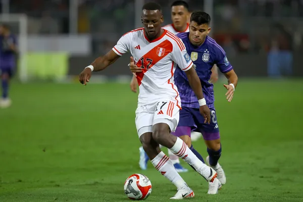 Luis Advíncula con la Selección de Perú en el enfrentamiento con la Selección Argentina. (Getty)