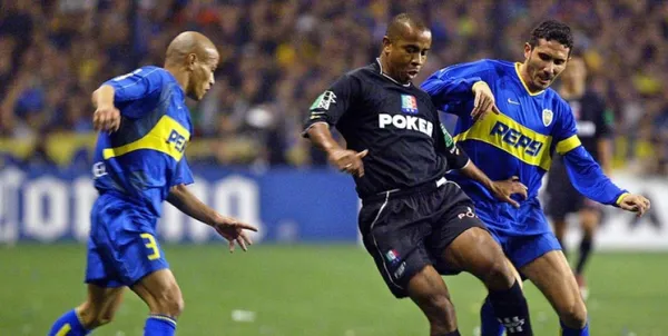 Boca y Once Caldas en la final de la Copa Libertadores 2004. (
