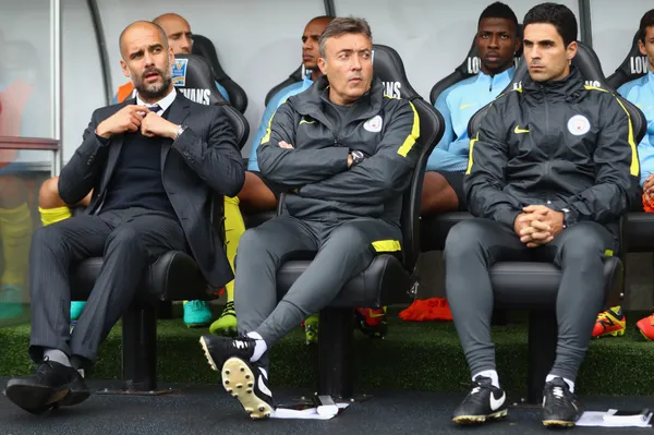 Domènec Torrent, candidato a DT de Chivas, junto a Guardiola en Manchester City (Getty Images)