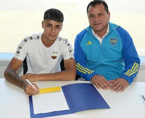 Santiago Zampieri, firmando su vínculo profesional con Boca.