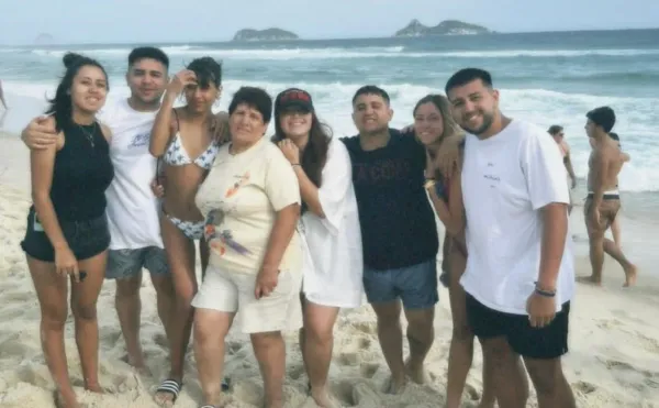 María, acompañando a Román y todo Boca en Brasil