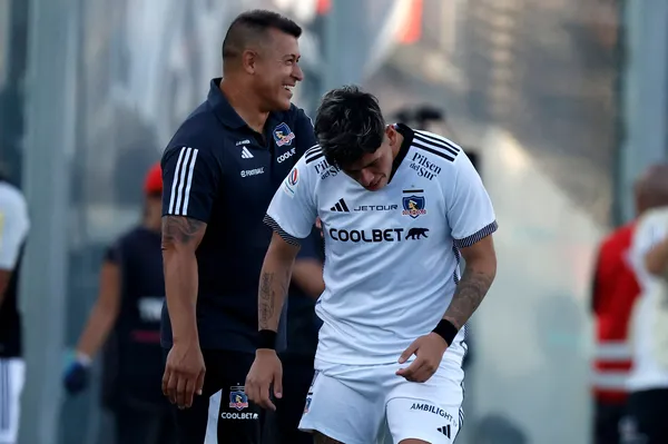 Jorge Almirón junto a Carlos Palacios. (IMAGO)