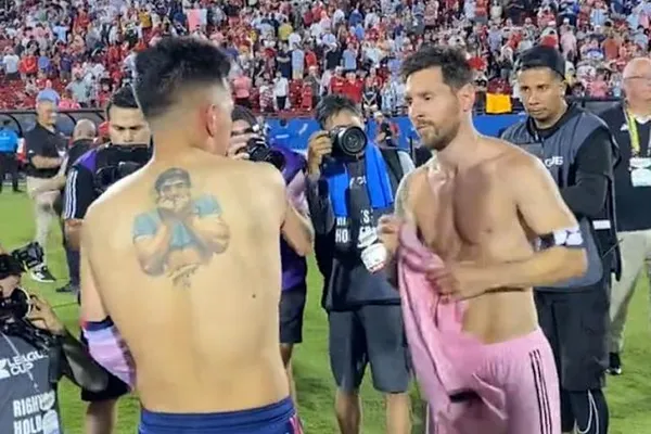 La primera vez que se pudo ver el tatuaje de Maradona en su espalda.