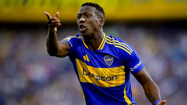 Advíncula, uno de los jugadores que perdió lugar en Boca.