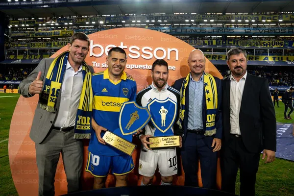 Riquelme, con Messi y los líderes de Betsson.