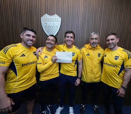 El cuerpo técnico de Russo con su característica frase: "Tranquilitos". (@javierphotogamma)
