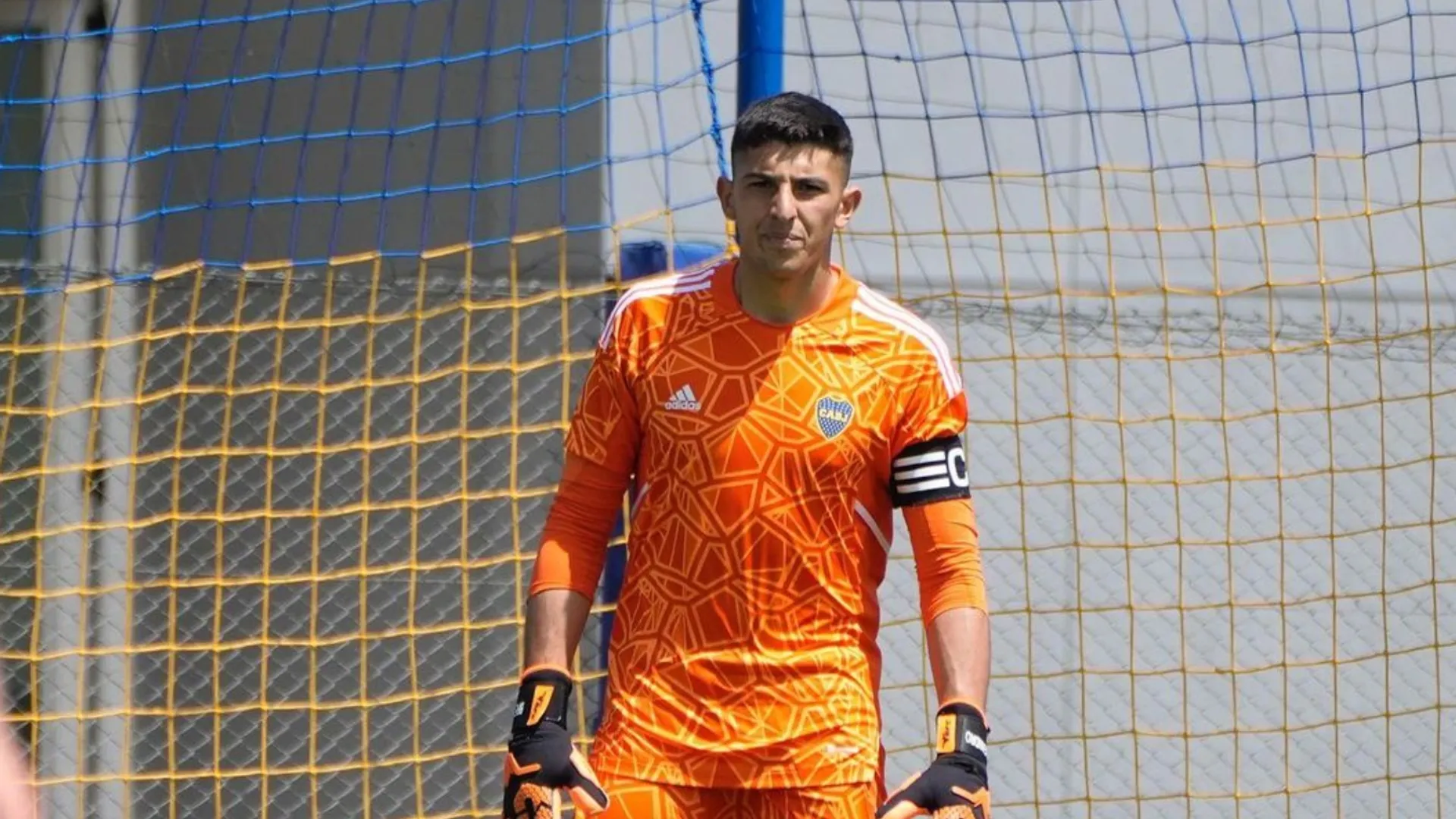 Dos gigantes: el inesperado llamado desde Inglaterra que Boca recibió por Leandro Brey