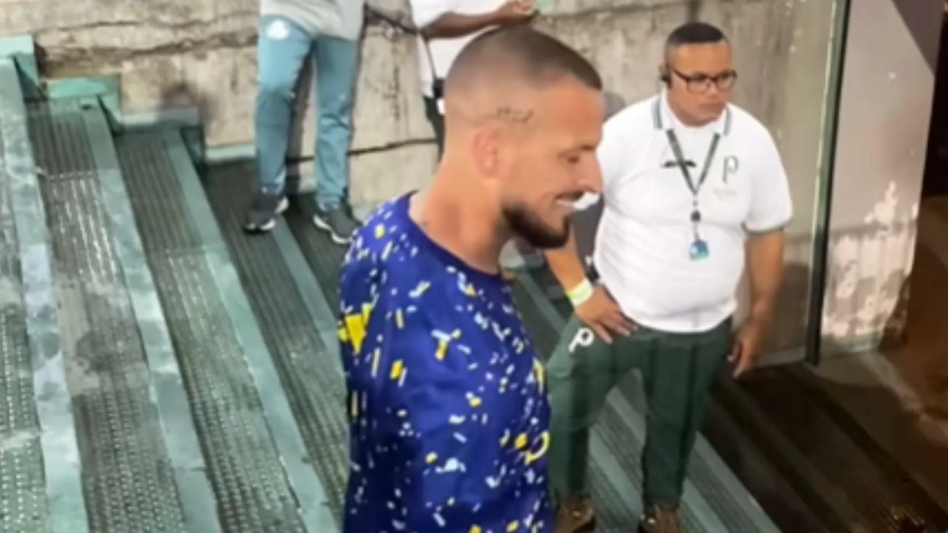 VIDEO | Apareció otro: el gesto de Benedetto a los hinchas de Palmeiras antes de irse del estadio