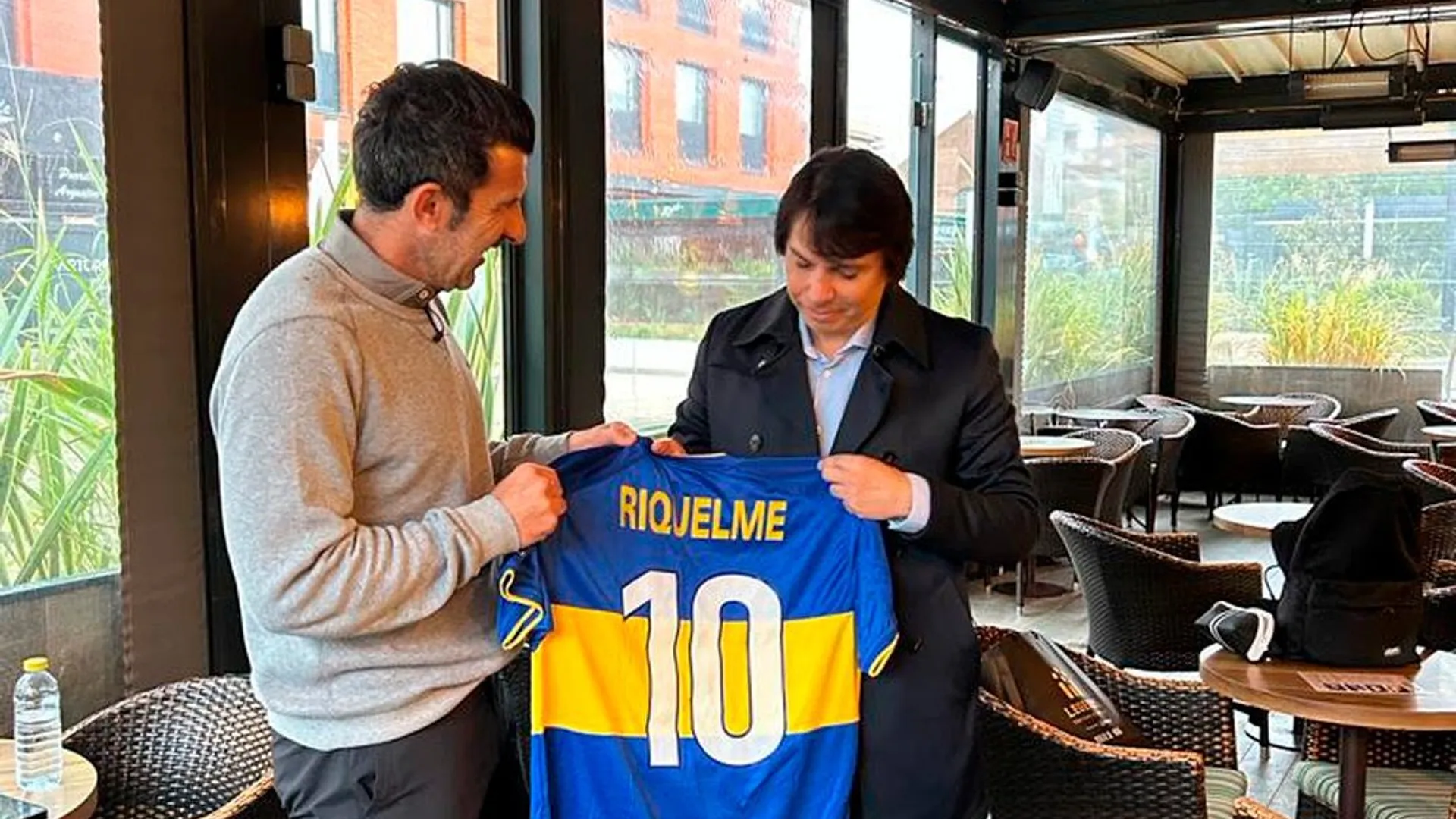 Luis Figo con la camiseta de Juan Román Riquelme