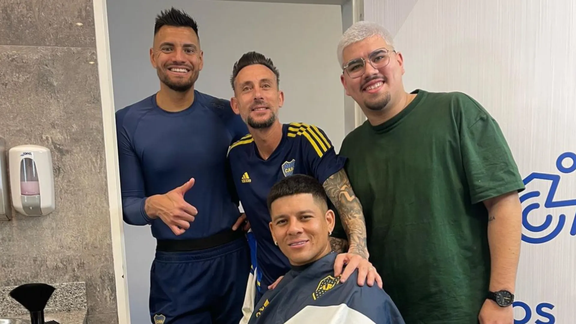Los secretos del peluquero de Boca: cómo llegó al plantel, su relación con los jugadores y el look que más le piden