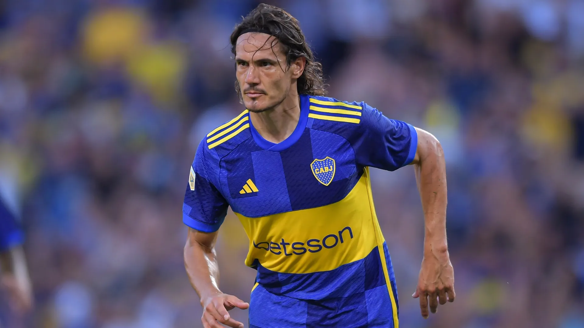 Ya se sabe qué tiene Edinson Cavani y por qué salió ante San Lorenzo