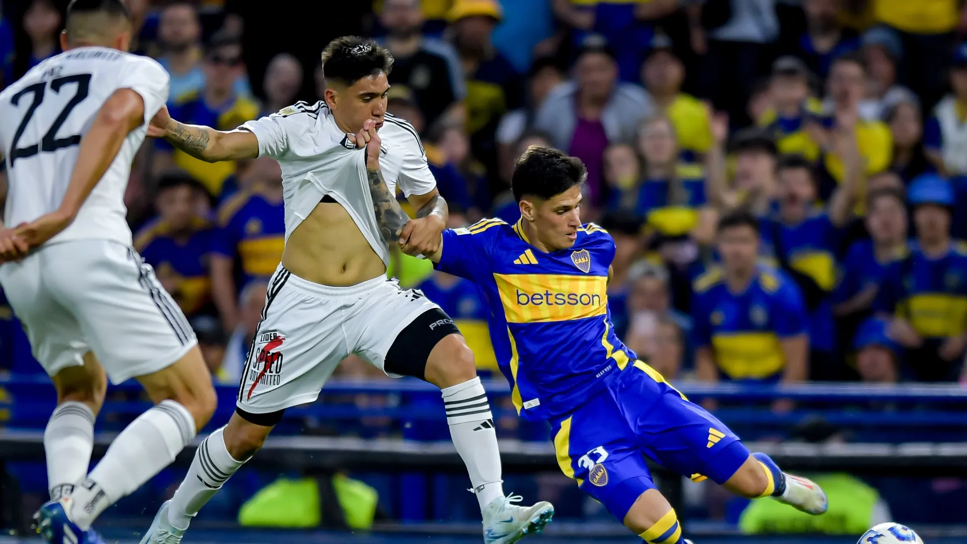 Un jugador de Riestra reveló un curioso diálogo que tuvo con Advíncula en el empate con Boca