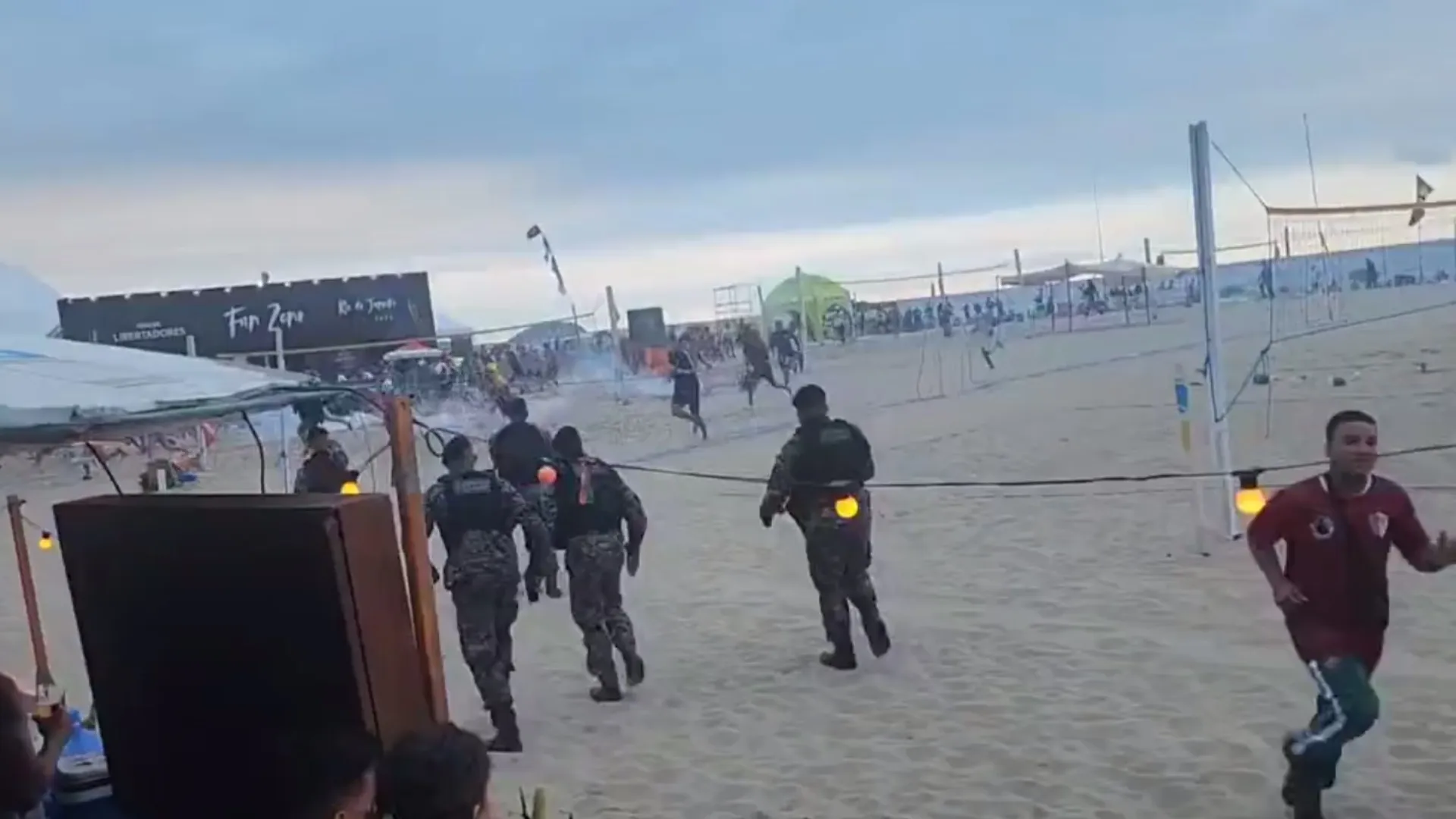 VIDEO | La barra de Fluminense atacó a los hinchas de Boca en Copacabana y hay heridos