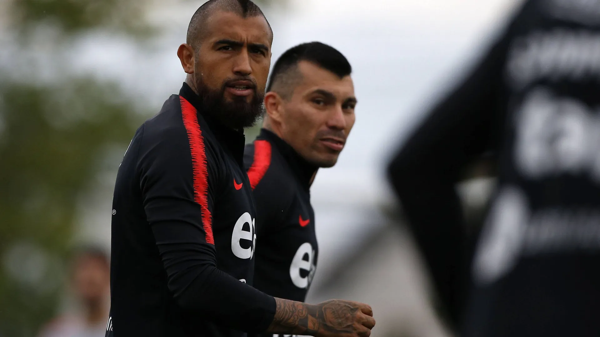Arturo Vidal junto a Gary Medel
