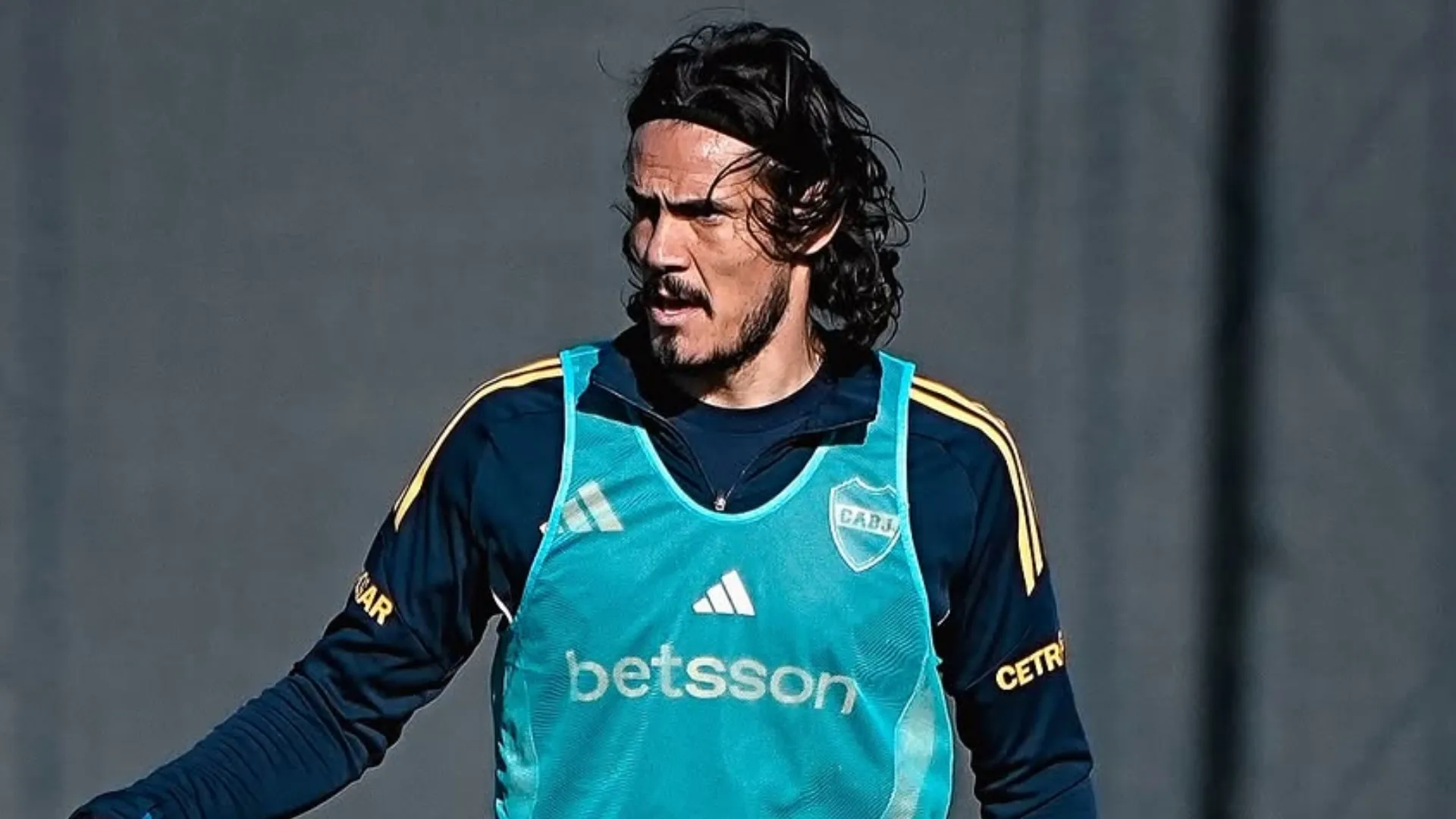 Edinson Cavani evalúa operarse: en qué consiste la cirugía que buscará eliminar su lesión lumbar