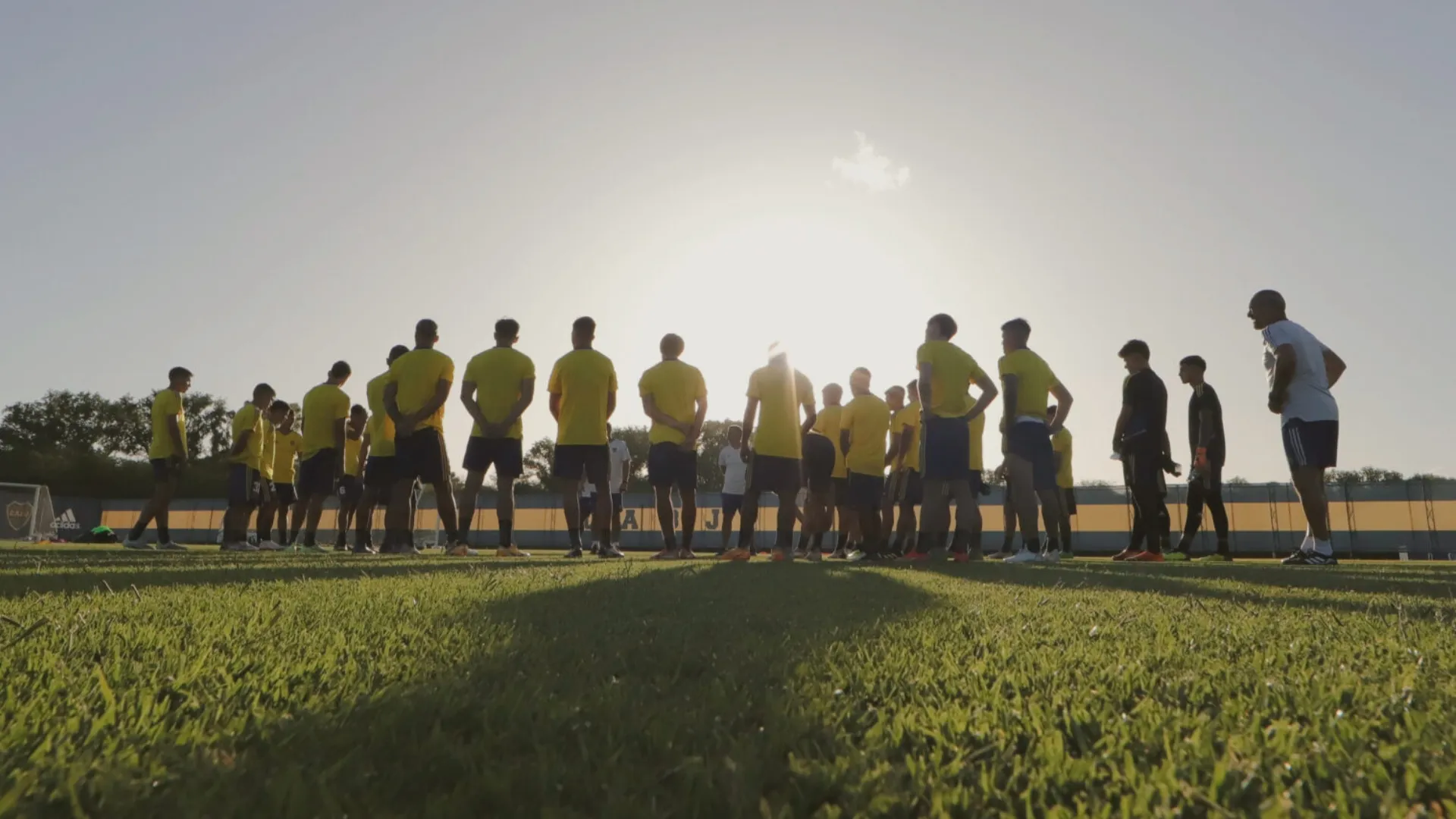Sin lugar en Boca, un juvenil oficializó su salida del club y ya tiene nuevo equipo