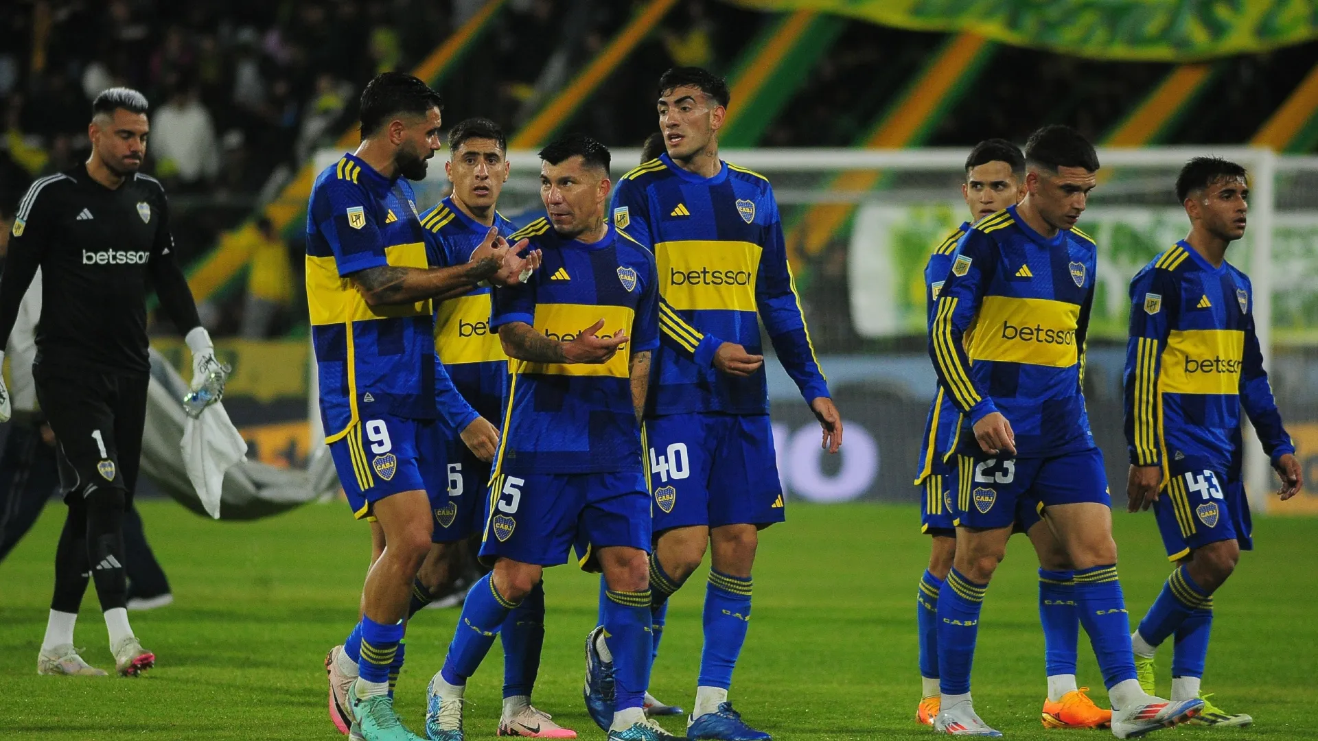 ¿Siguen las bajas? Gary Medel podría no jugar ante Talleres por molestias