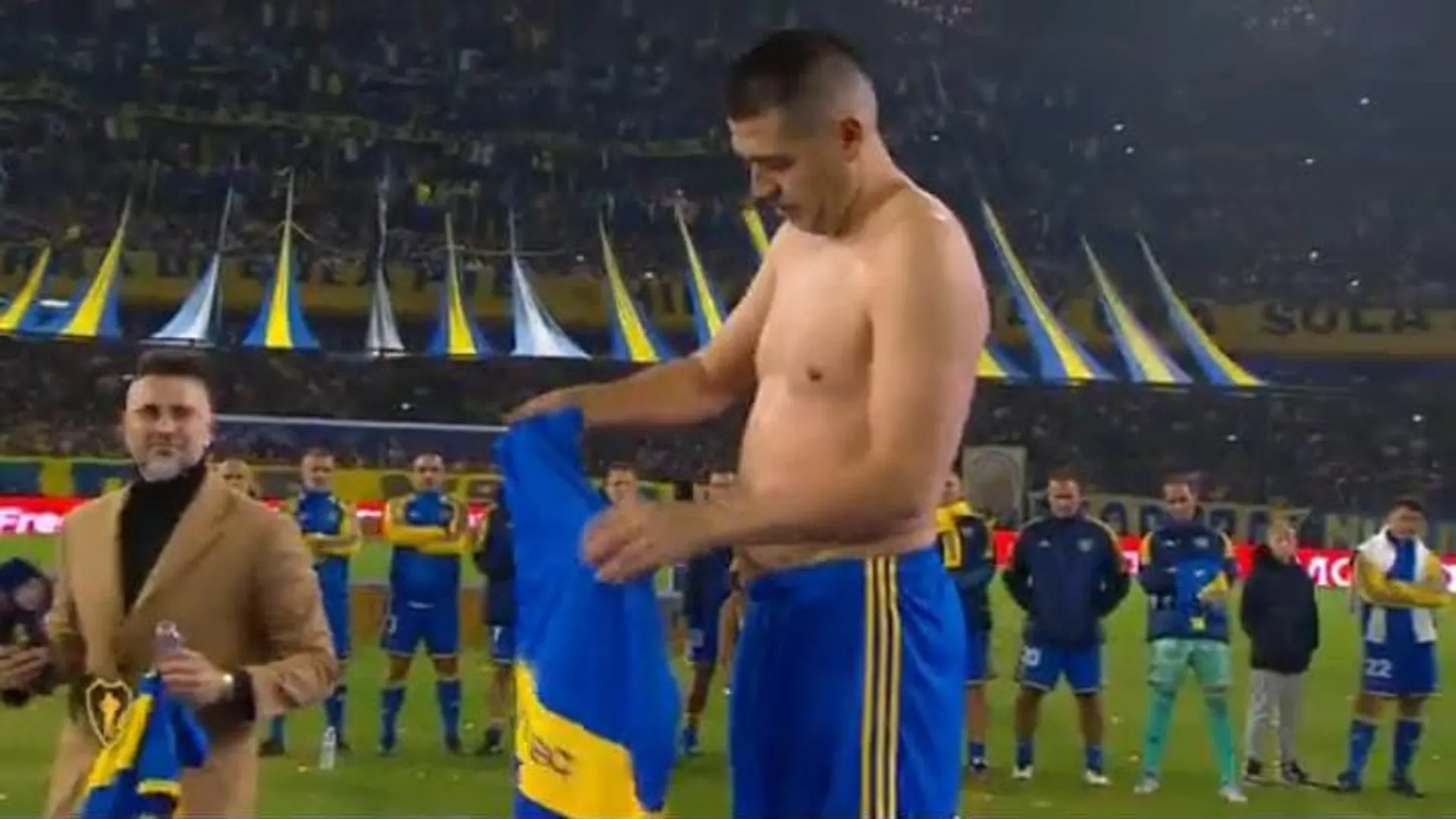 La foto que recorre el mundo: Riquelme se puso la camiseta de Maradona
