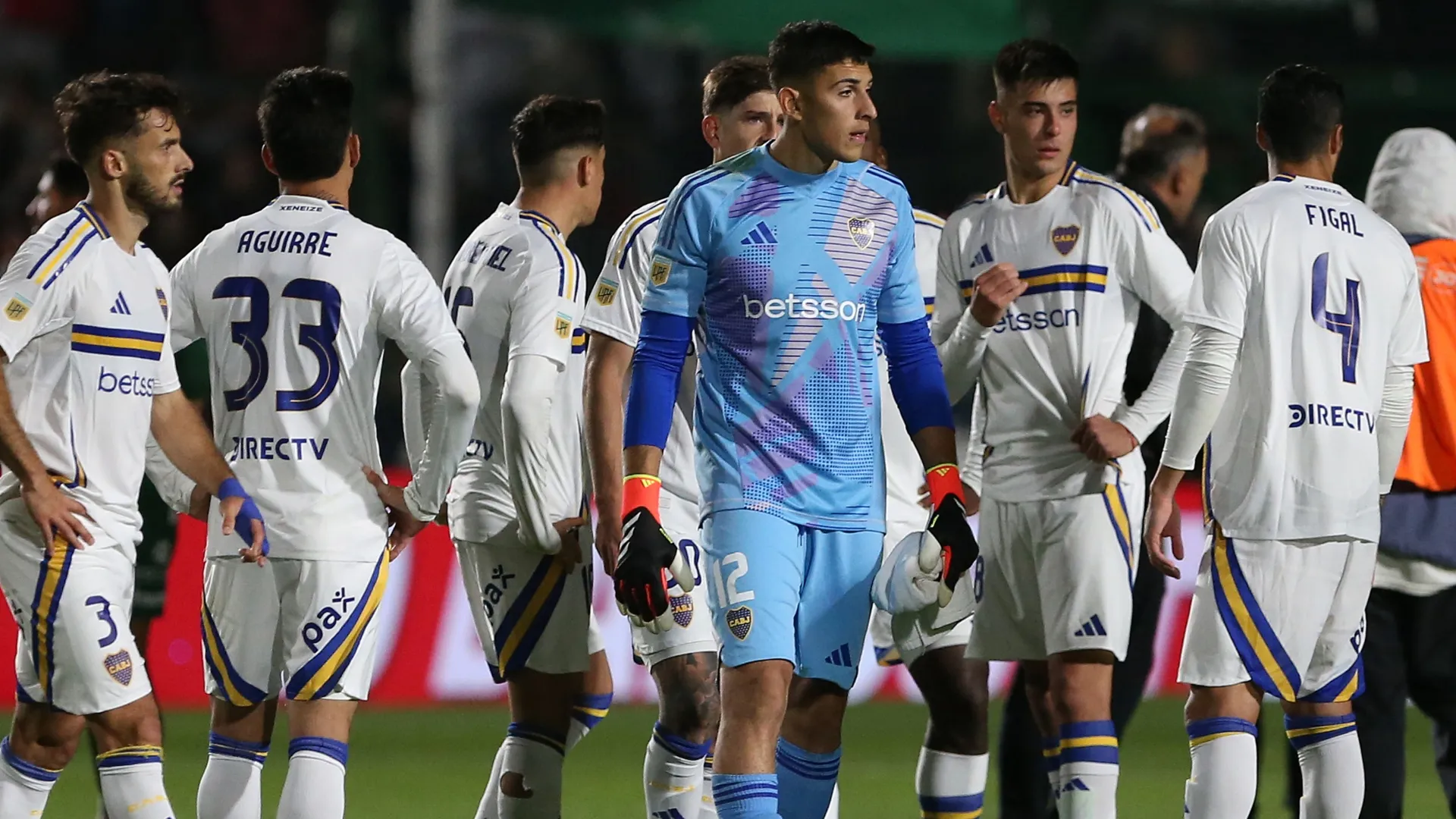 Aaron Anselmino se fue "rengueando" del estadio de Sarmiento y encendió las alarmas en Boca