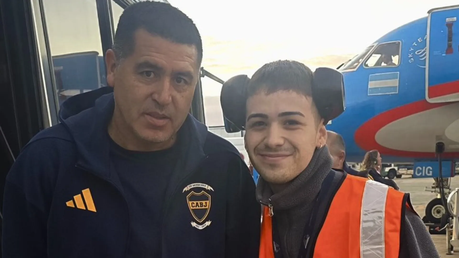 Es maletero en Ezeiza y le mostró a Riquelme algo que lo conmovió y derivó en encuentro emotivo: "Todavía no lo puedo creer"