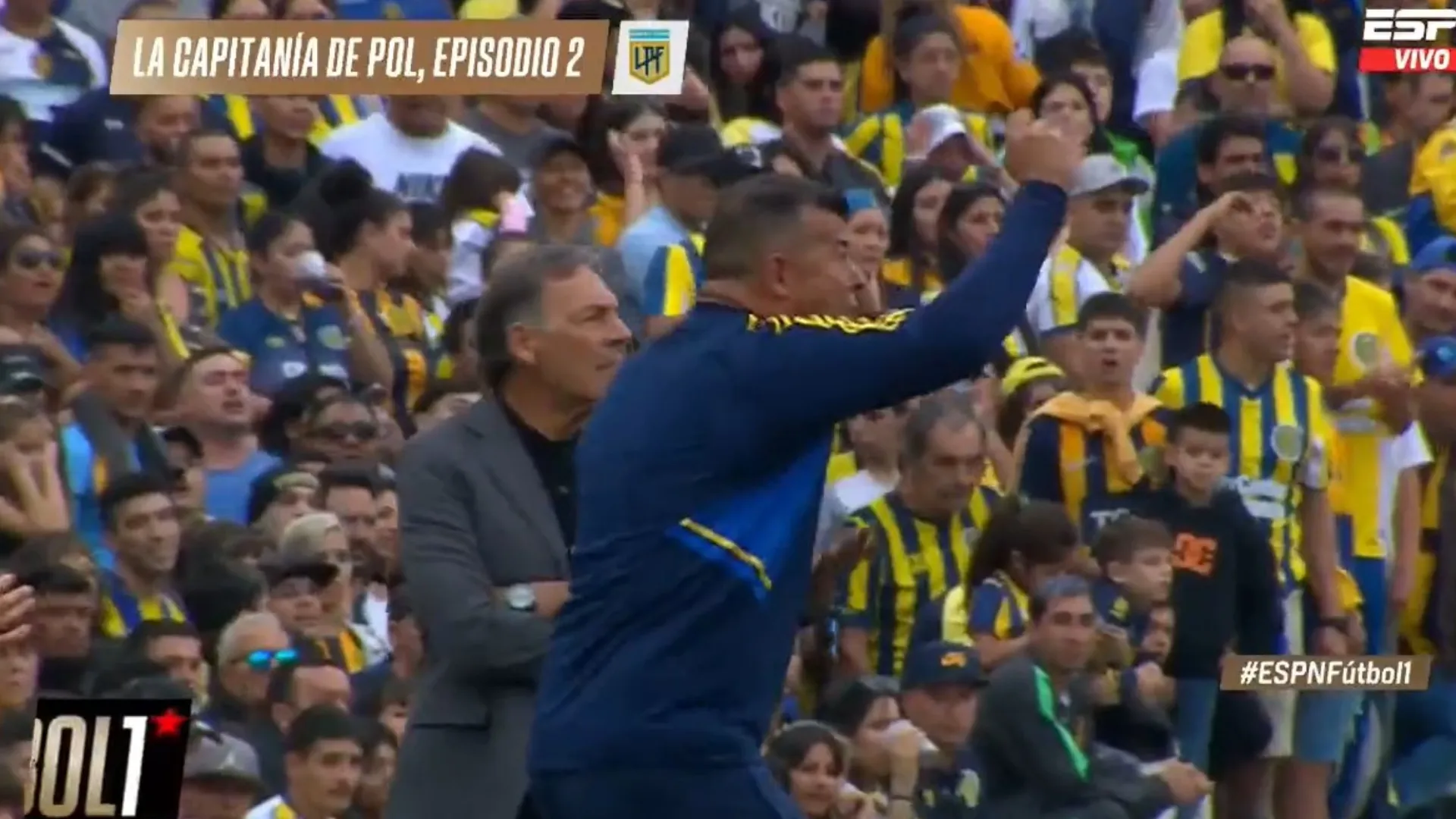 No se vio: el efusivo reclamo de Almirón a Pol Fernández en pleno partido