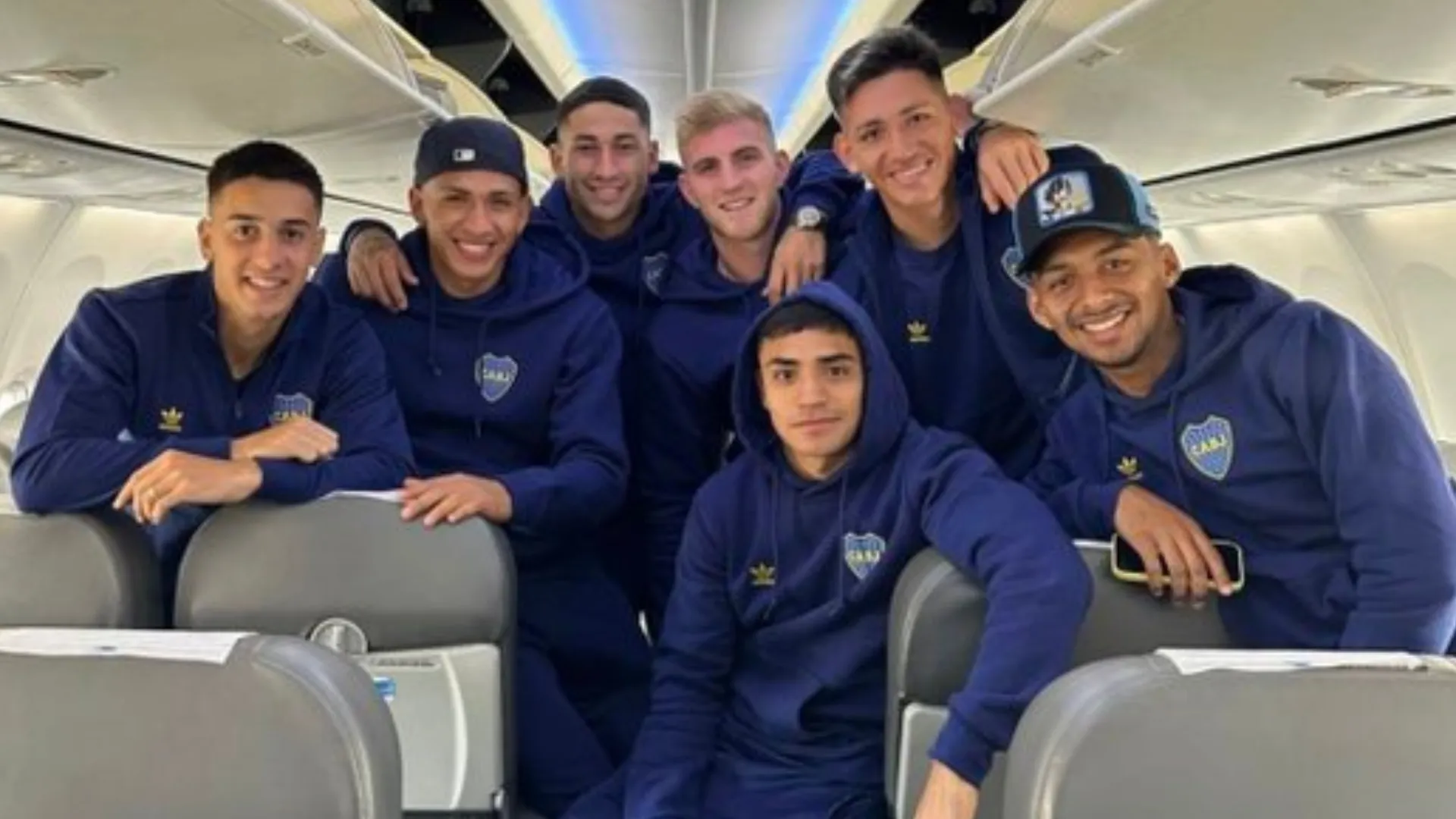 Los jugadores estrenaron la nueva ropa de salida de Boca