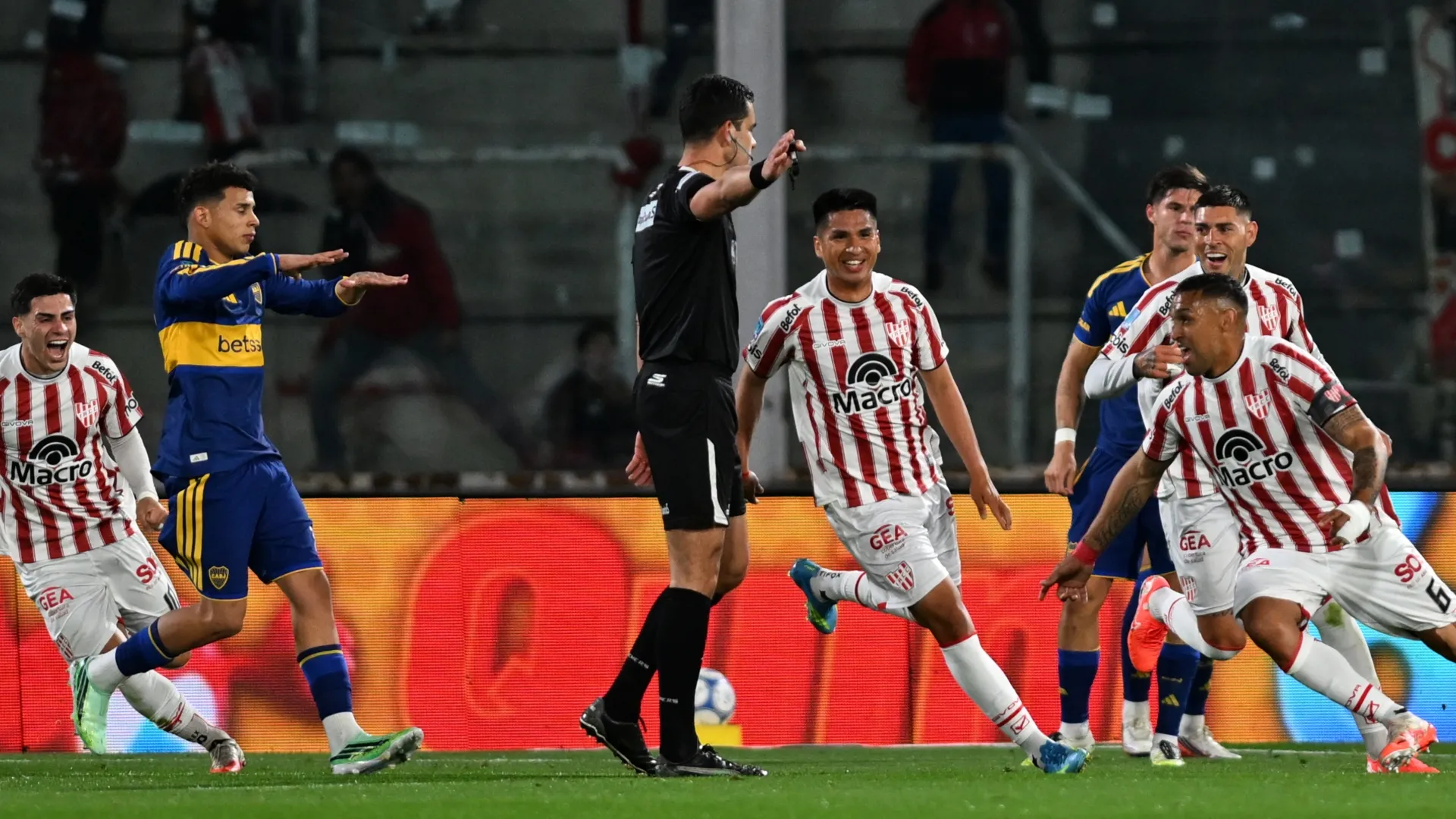 Boca e Instituto juegan en Córdoba.