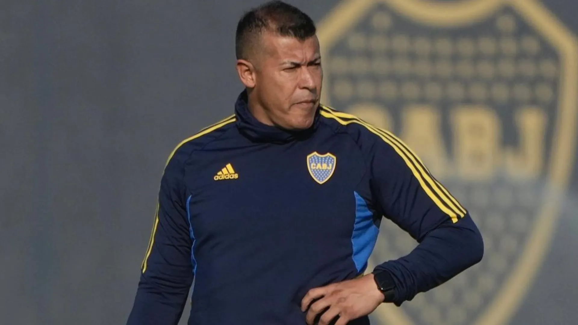 Almirón probó una defensa inédita y dio indicios del once ante Colo Colo