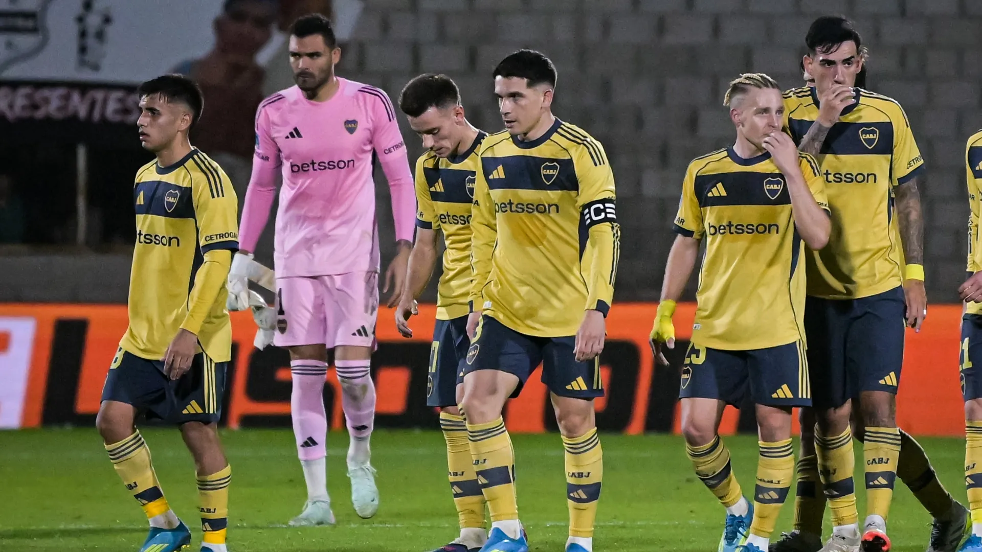 La baja de Paredes hace que Arruabarrena deba cambiar el equipo de Boca.