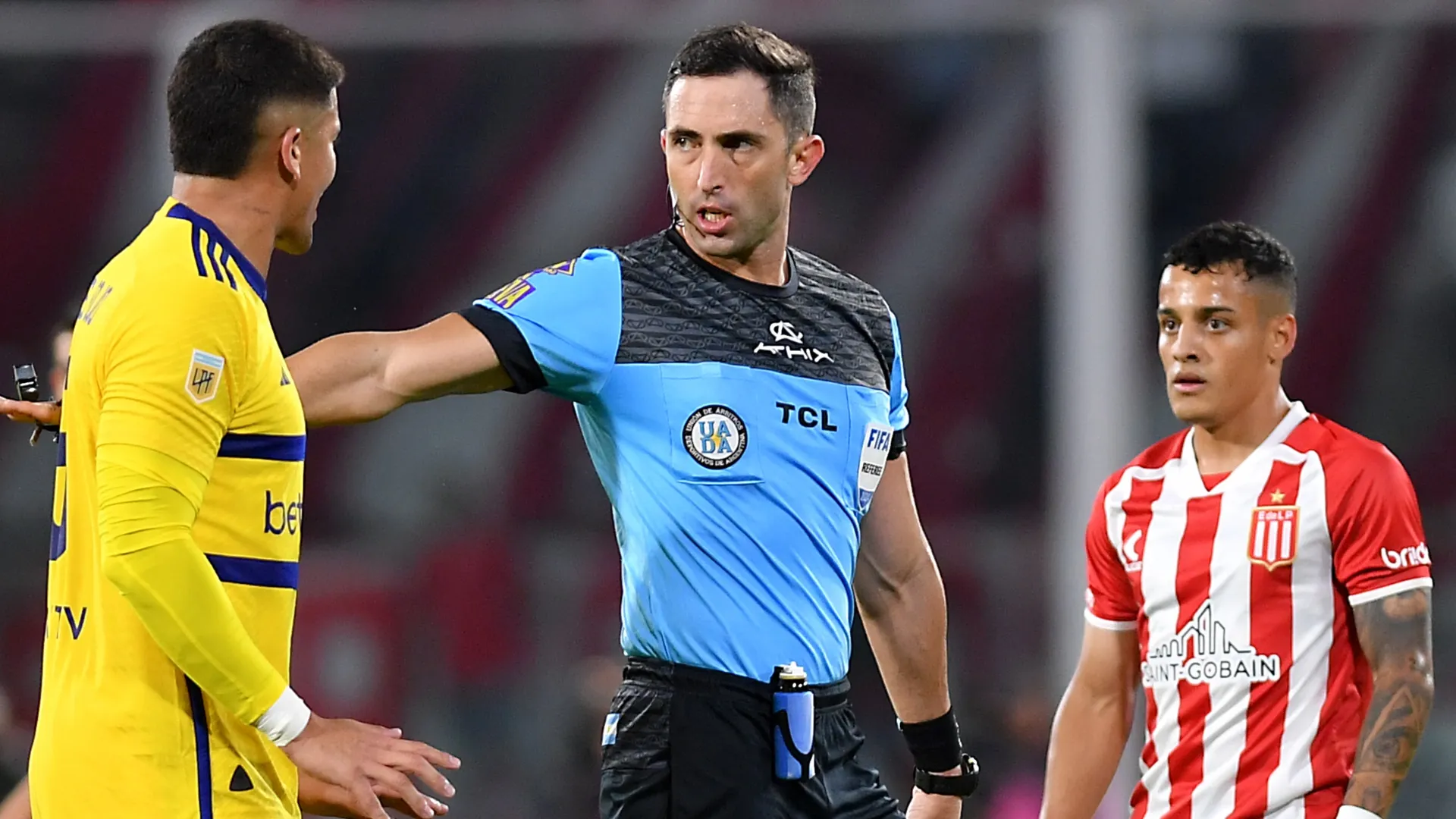 Revelado: por qué el cuerpo arbitral no cobró penal de Enzo Pérez a Medina en Boca-Estudiantes