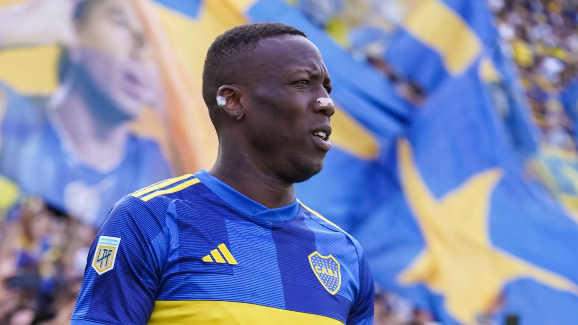 ¿Por qué Luis Advíncula juega con una cinta en la nariz?