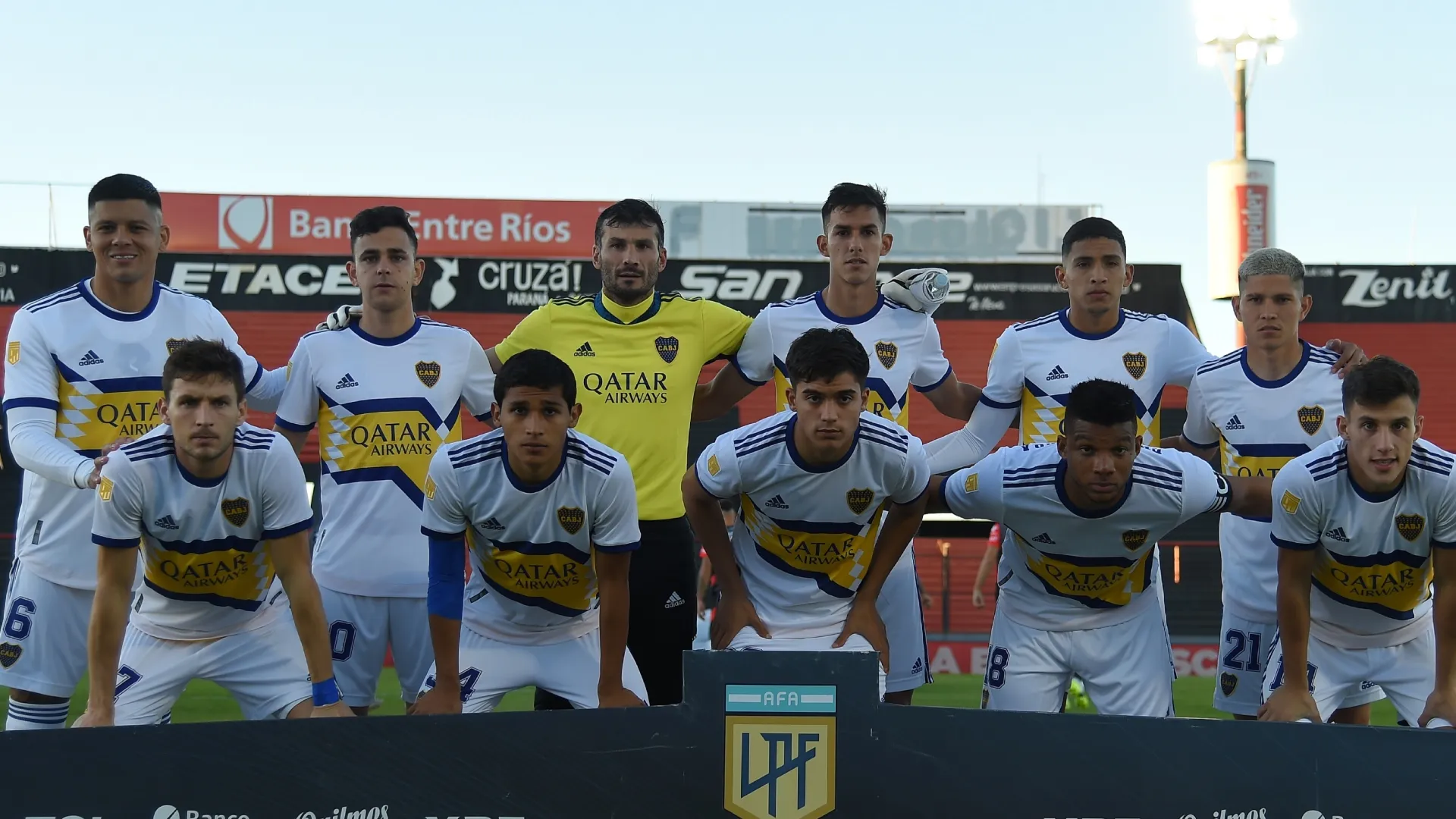 Russo lo hizo debutar en Primera y ahora está en Europa: su padre fue a despedirlo y a agradecerle