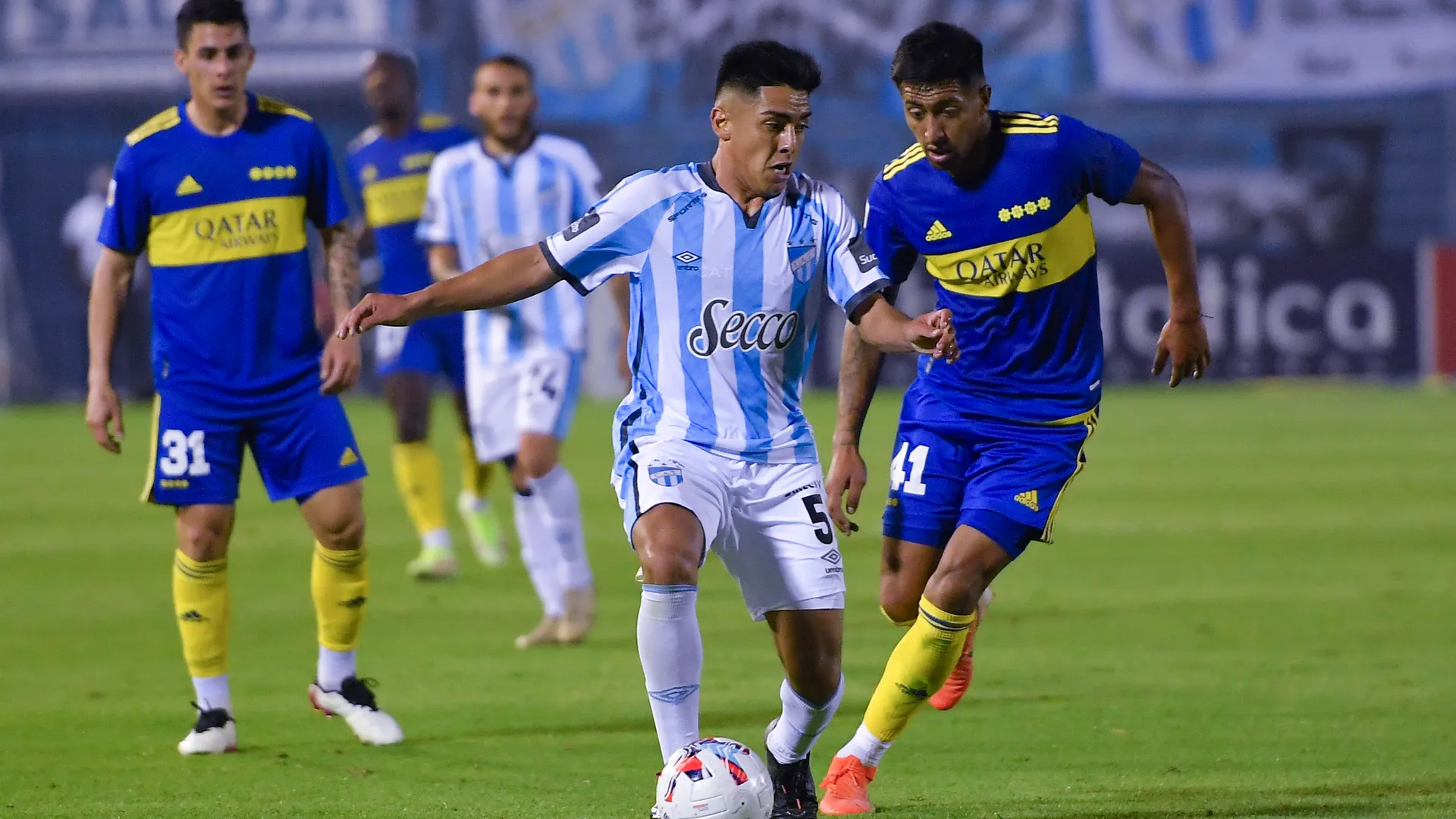 Tenía todo arreglado para irse, pero se cayó el pase: el juvenil de Boca que deberá resolver su futuro