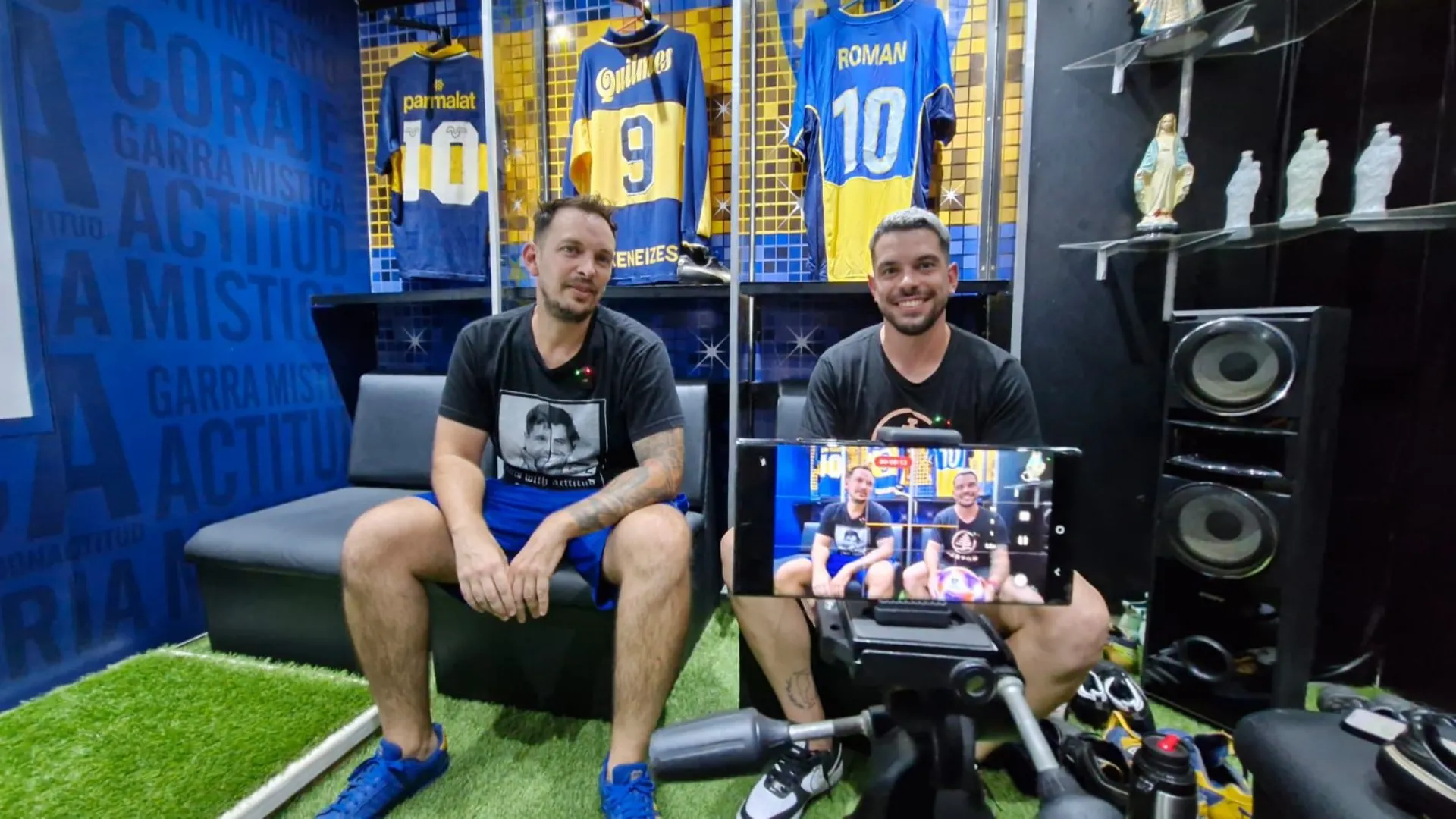 Loco por Boca: recreó el vestuario en su casa con más 300 camisetas originales