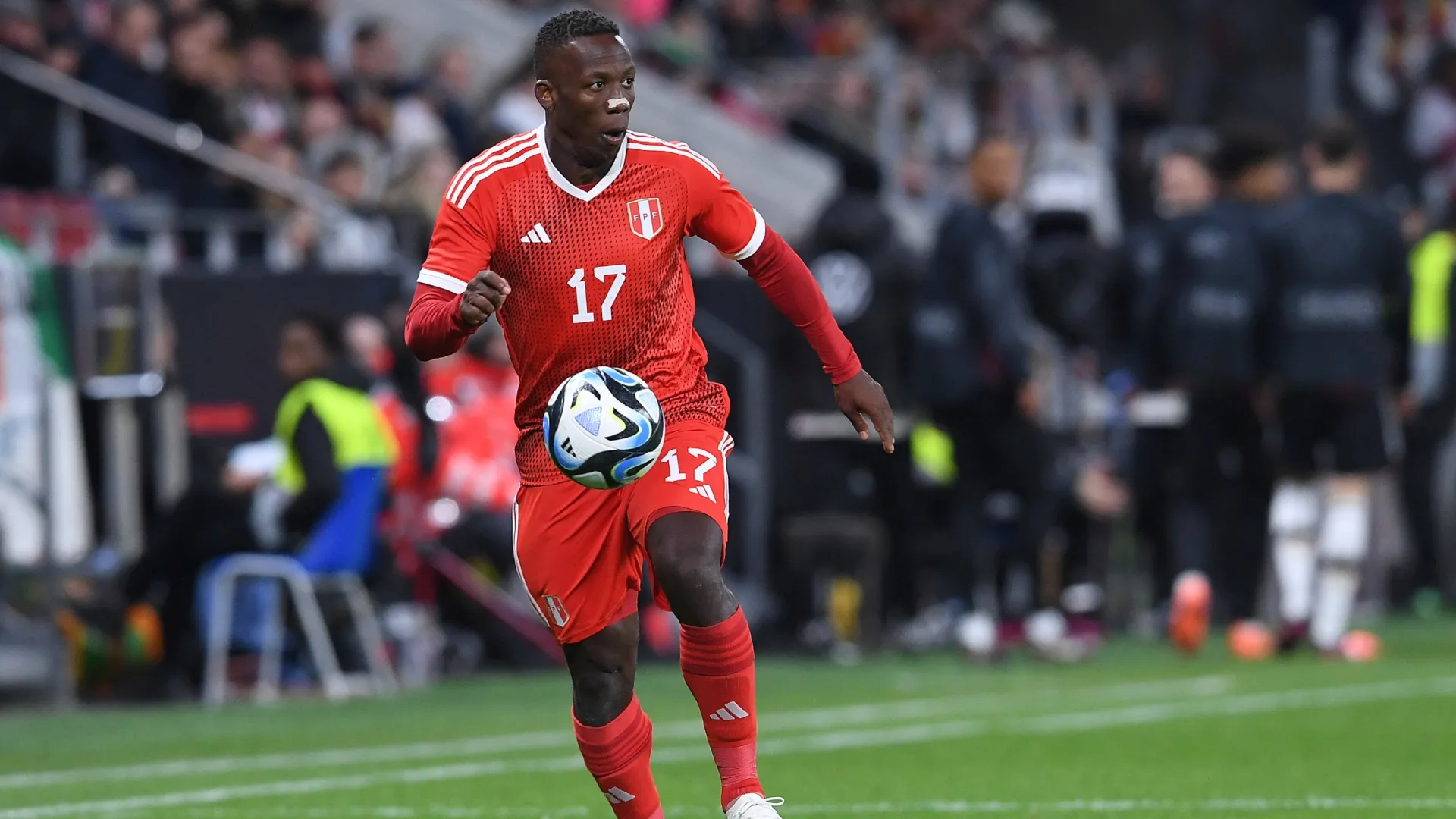 Preocupación en Perú por la lesión de Luis Advíncula: "Muy justo"