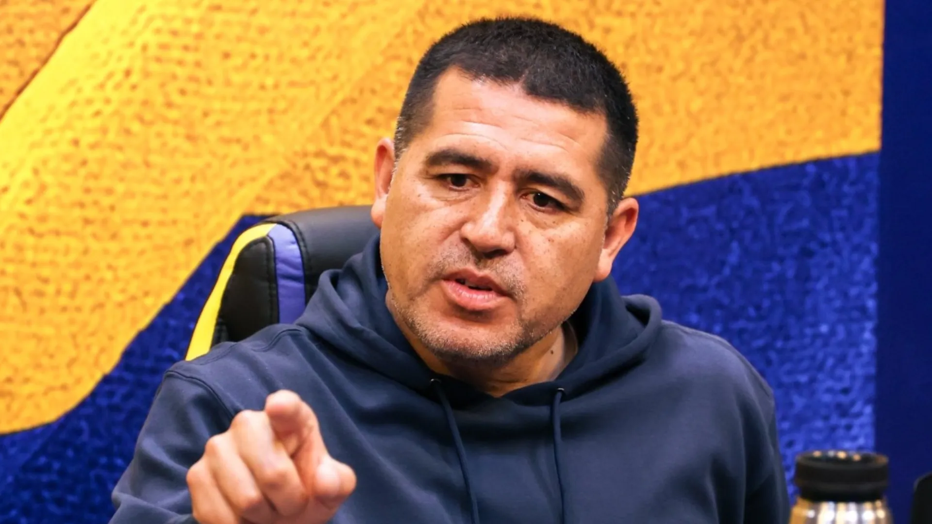 La postura de Riquelme con Edinson Cavani, uno de los más cuestionados por el hincha de Boca: "Si es por él..."