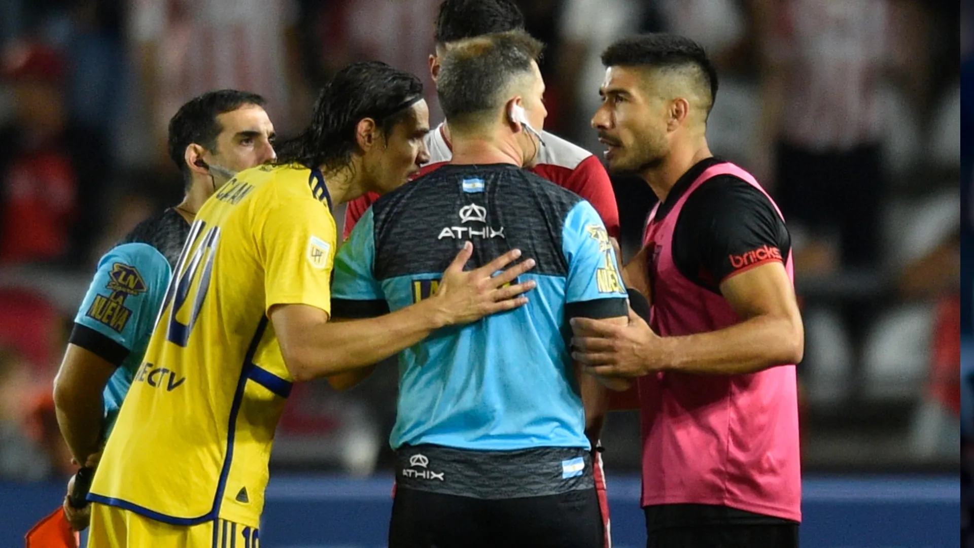 Se supo lo que le dijo José Sosa a Edinson Cavani en plena lluvia de insultos al capitán de Boca