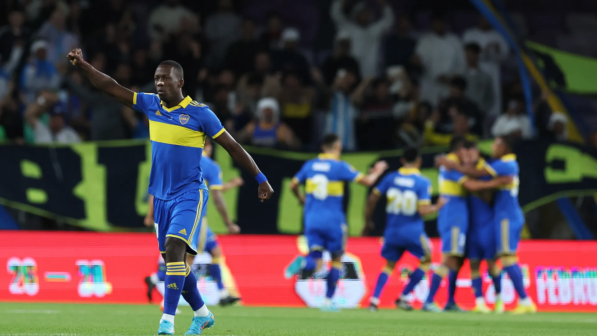Cambio en el lateral derecho: el motivo por el cual Advíncula sería suplente ante Atlético Tucumán
