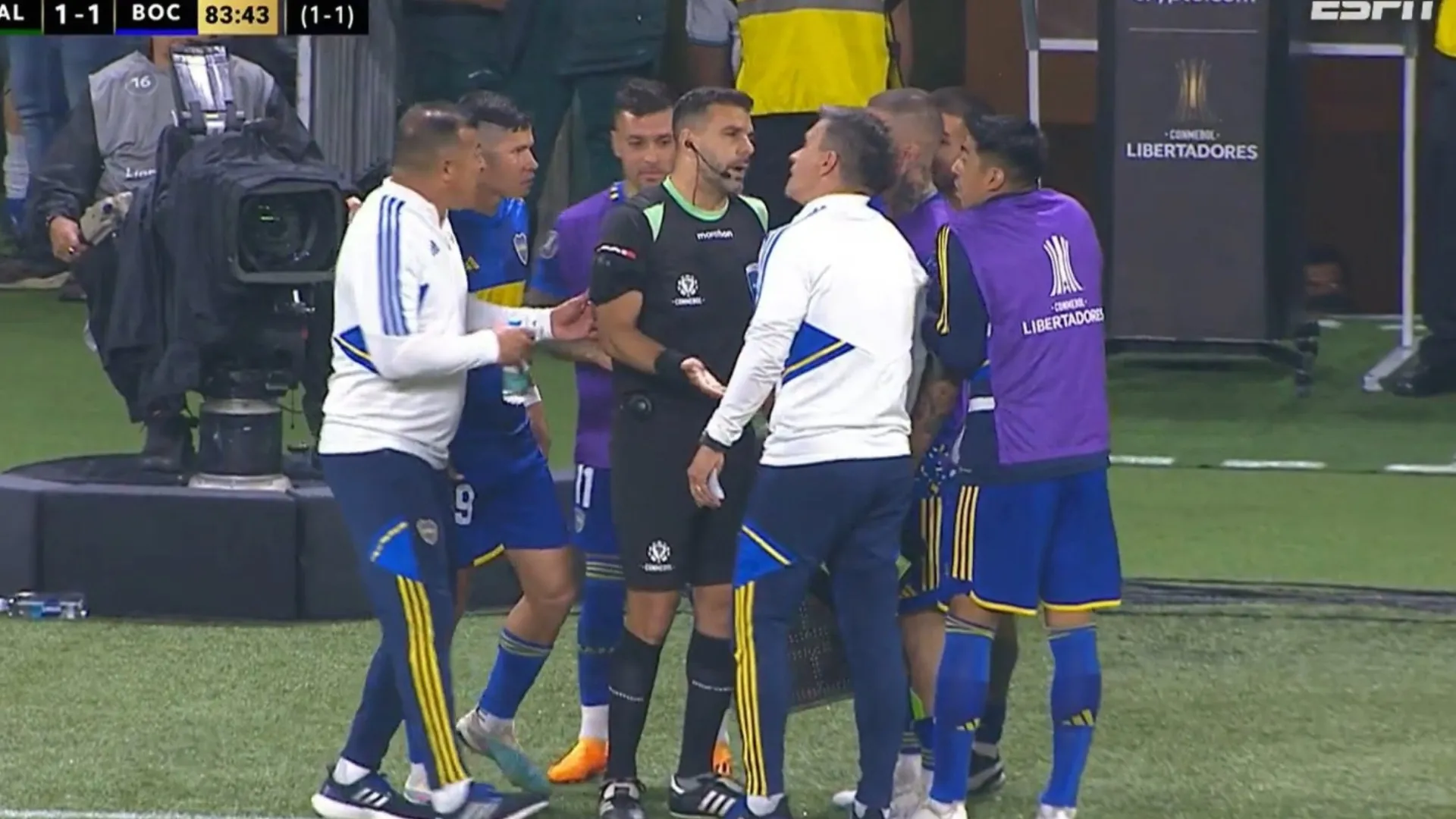 Viral: por qué los hinchas de Boca llaman "héroe" al cuarto árbitro del partido contra Palmeiras