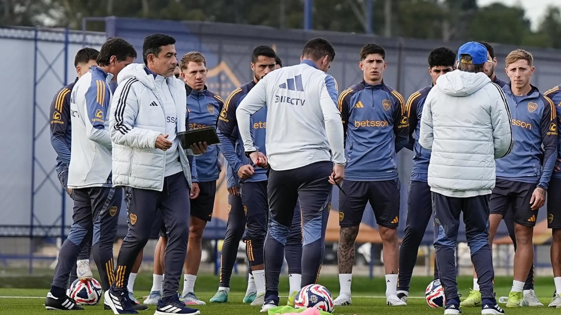 Quién es el jugador que está colgado en Boca y se entrena aparte con Rojo, Saracchi y Lema