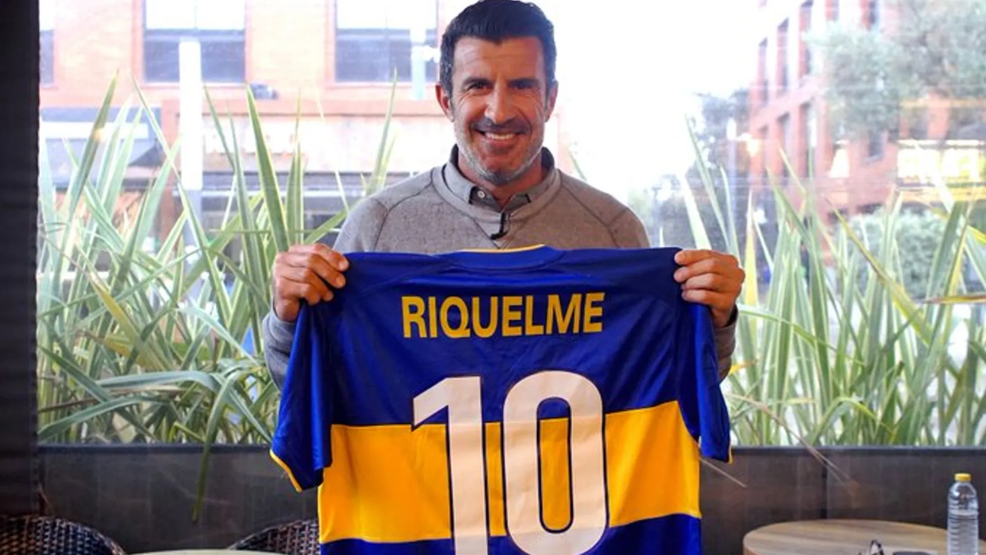 Luís Figo con la camiseta de Juan Román Riquelme