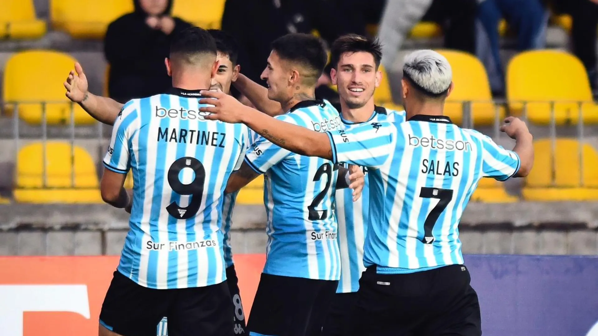 Agustín García Basso, titular en Racing, podría perderse el clásico por una dura lesión