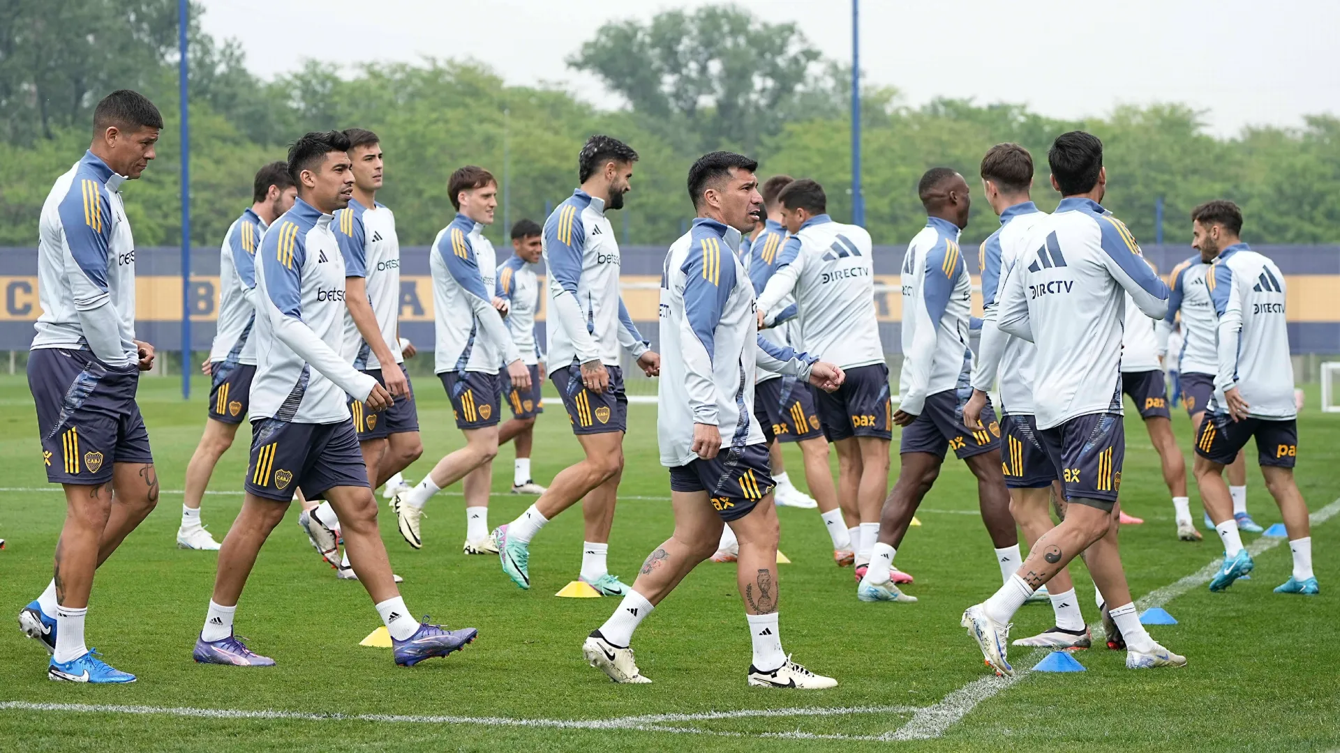 Milton Giménez y Jabes Saralegui pelean por un lugar en el once de Boca ante Lanús