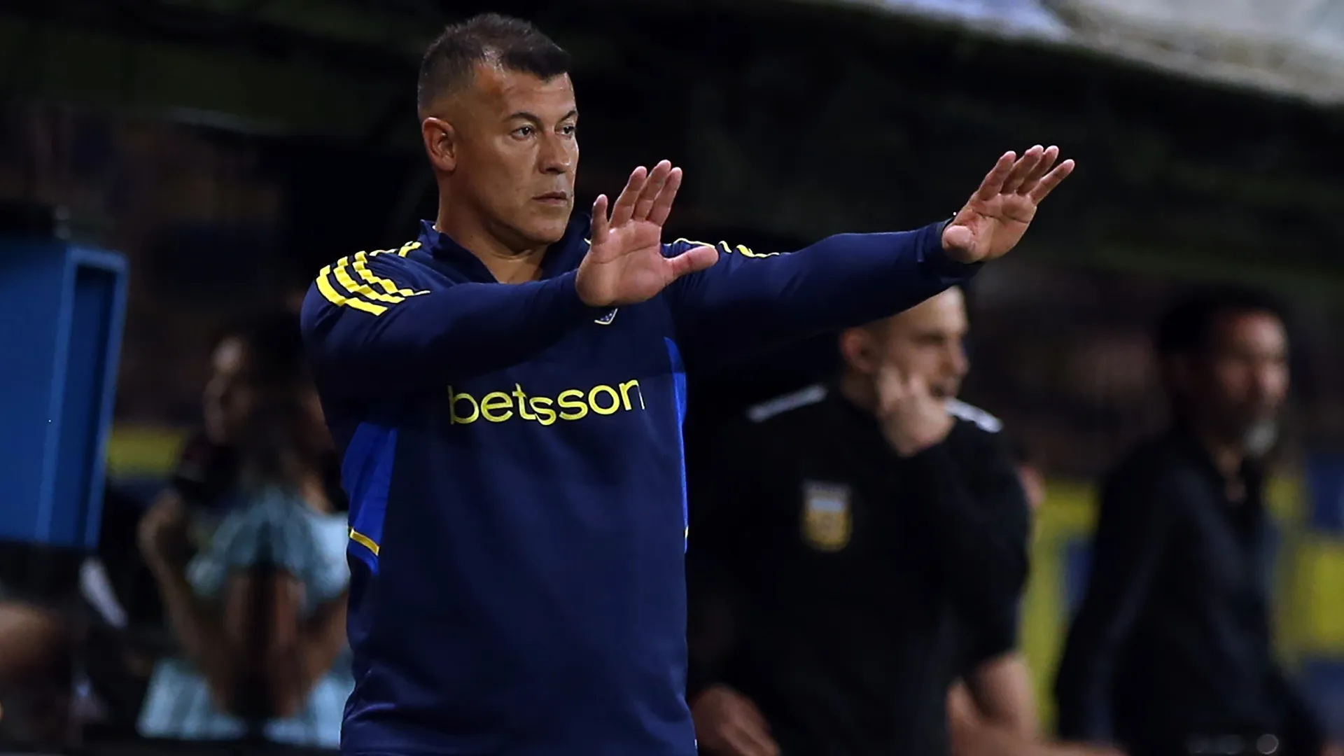 Define Almirón: los jugadores que se perfilan para ser suplentes y los que quedarían afuera del banco