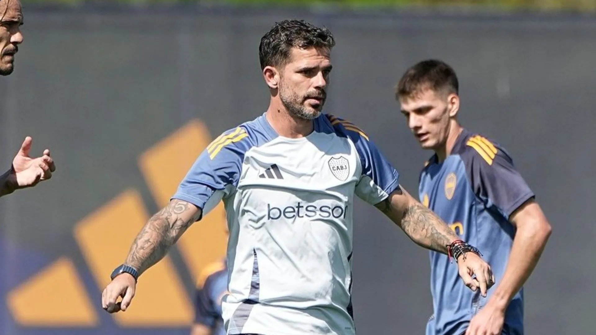 Fernando Gago sorprende en Boca con las dos duplas centrales que armó en la práctica