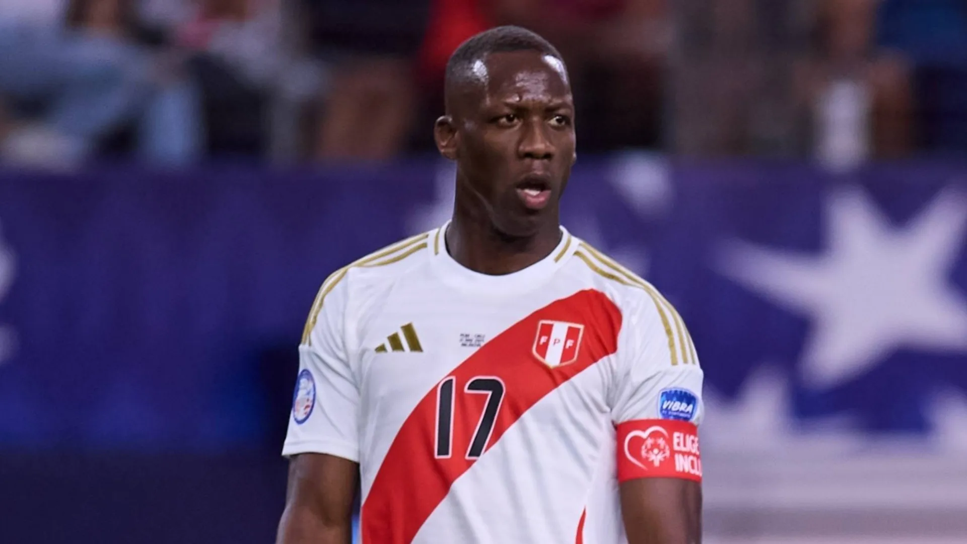 Increíble: ¿Luis Advíncula se lesionó por el estado del campo de juego?
