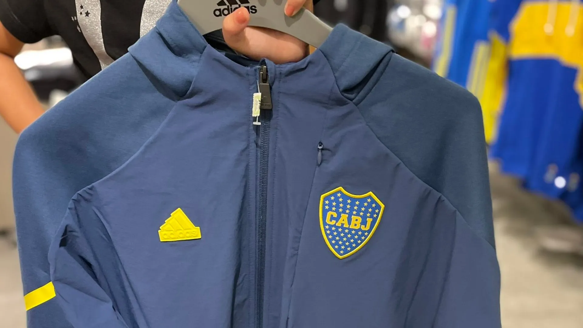 De estreno: ya se vende la nueva campera, pantalón y short adidas de Boca
