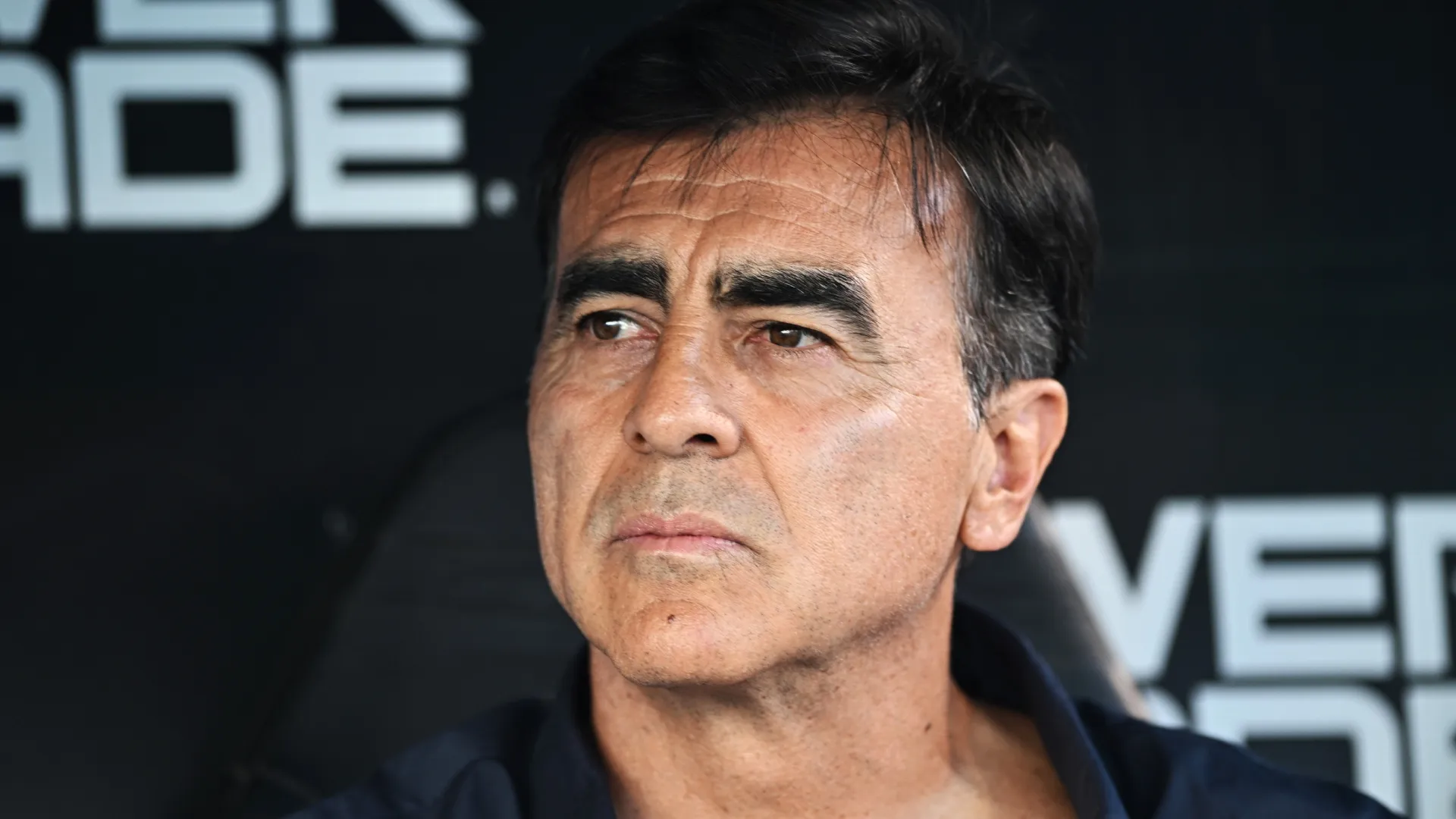 La curiosa escena que vivió Gustavo Quinteros en Europa con un argentino, mientras espera por Boca